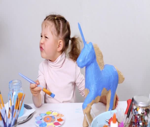 Pas Pas Petite Fille Peinture Papier Mache Licorne Avec Peinture — Video