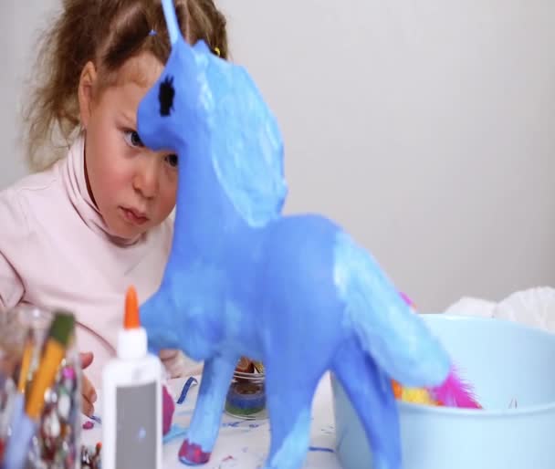 Шаг Шагом Маленькая Девочка Рисует Бумажный Маше Единорог Синей Краской — стоковое видео