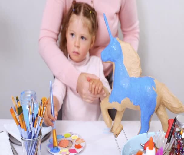 Schritt Für Schritt Mutter Und Tochter Bemalen Gemeinsam Papiermaché Einhorn — Stockvideo