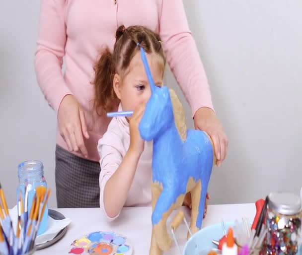 Krok Krokem Matka Dcera Malba Papír Hmota Jednorožec Modrou Barvou — Stock video