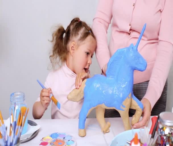 Paso Paso Madre Hija Pintando Papel Mache Unicornio Con Pintura — Vídeos de Stock