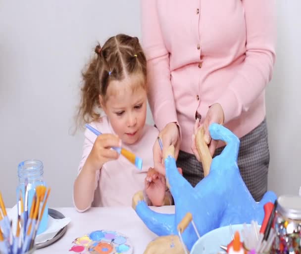 Paso Paso Madre Hija Pintando Papel Mache Unicornio Con Pintura — Vídeos de Stock