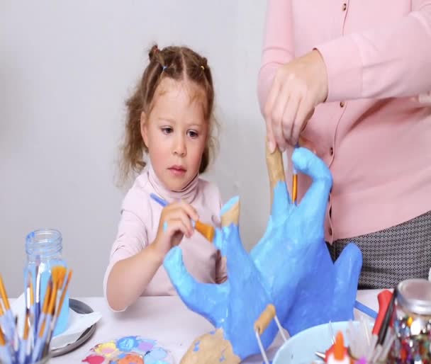 Schritt Für Schritt Mutter Und Tochter Bemalen Gemeinsam Papiermaché Einhorn — Stockvideo