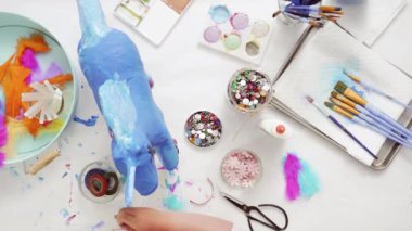 Adım adım. Kağıt çiçekler ve mücevher olan boyalı kağıt mache at dekorasyon