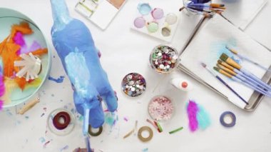 Adım adım. Kağıt çiçekler ve mücevher olan boyalı kağıt mache at dekorasyon