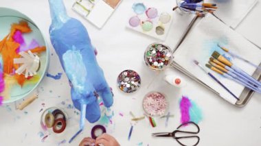 Adım adım. Kağıt çiçekler ve mücevher olan boyalı kağıt mache at dekorasyon