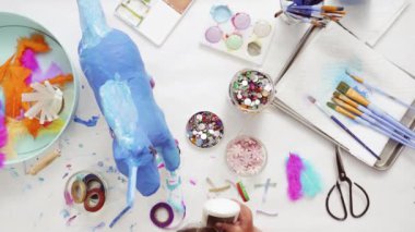 Adım adım. Kağıt çiçekler ve mücevher olan boyalı kağıt mache at dekorasyon