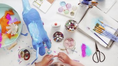 Adım adım. Kağıt çiçekler ve mücevher olan boyalı kağıt mache at dekorasyon