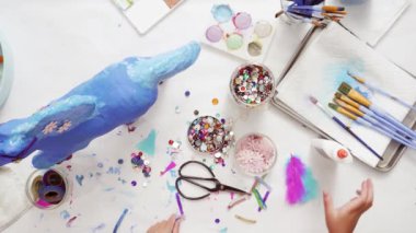 Adım adım. Kağıt çiçekler ve mücevher olan boyalı kağıt mache at dekorasyon