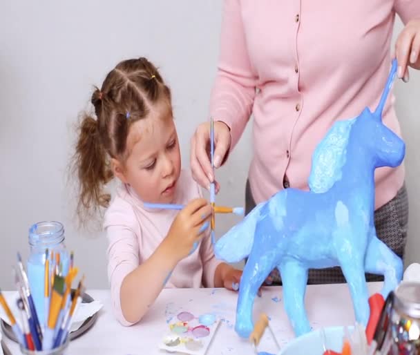 Stap Voor Stap Moeder Dochter Schilderij Papier Mache Eenhoorn Met — Stockvideo