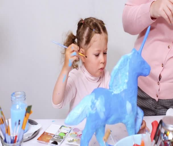 Stap Voor Stap Moeder Dochter Schilderij Papier Mache Eenhoorn Met — Stockvideo