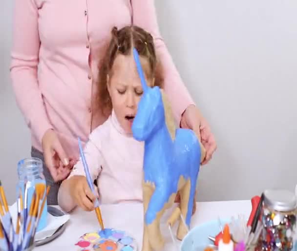 Lapso Tiempo Paso Paso Madre Hija Pintando Papel Mache Unicornio — Vídeos de Stock