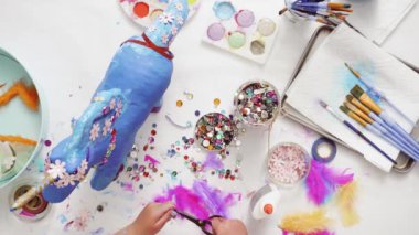 Adım adım. Kağıt çiçekler ve mücevher olan boyalı kağıt mache at dekorasyon