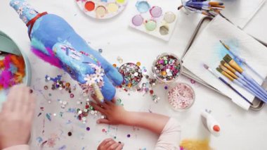 Adım adım. Kağıt çiçekler ve mücevher olan boyalı kağıt mache at dekorasyon