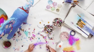 Zaman atlamalı. Adım adım. Kağıt çiçekler ve mücevher olan boyalı kağıt mache at dekorasyon.