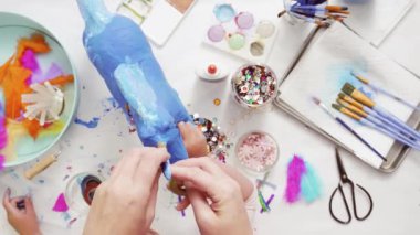 Adım adım. Anne ve kızı dekorasyon kağıt mache tek boynuzlu at birlikte