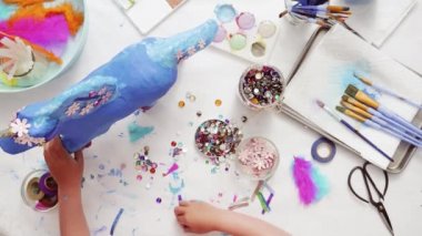 Adım adım. Anne ve kızı dekorasyon kağıt mache tek boynuzlu at birlikte