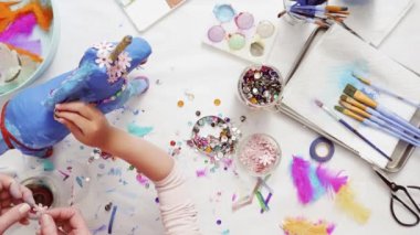 Adım adım. Anne ve kızı dekorasyon kağıt mache tek boynuzlu at birlikte