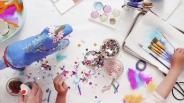 Adım adım. Anne ve kızı dekorasyon kağıt mache tek boynuzlu at birlikte