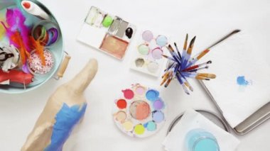 Adım adım. Resim kağıt mache unicorn mavi boya ile