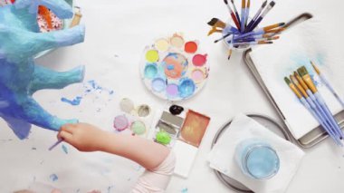 Adım adım. Resim kağıt mache unicorn mavi boya ile