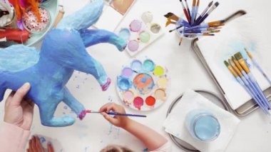 Adım adım. Resim kağıt mache unicorn mavi boya ile