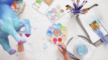 Adım adım. Resim kağıt mache unicorn mavi boya ile