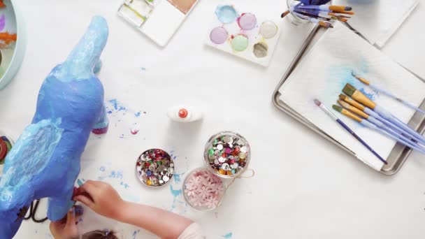 Schritt Für Schritt Bemaltes Papiermaché Einhorn Mit Papierblumen Und Schmuck — Stockvideo