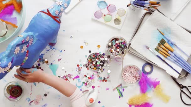 Schritt Für Schritt Bemaltes Papiermaché Einhorn Mit Papierblumen Und Schmuck — Stockvideo