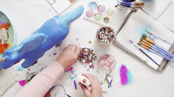 Passo Passo Mãe Filha Decorando Papel Mache Unicórnio Juntos — Vídeo de Stock