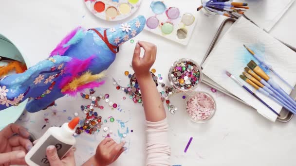 Paso Paso Madre Hija Decorando Papel Mache Unicornio Juntas — Vídeo de stock