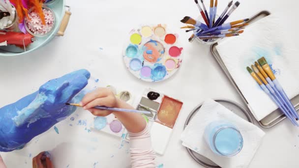 Stap Voor Stap Schilderij Papier Mache Eenhoorn Met Blauwe Verf — Stockvideo