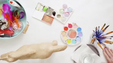 Adım adım. Anne ve kızı dekorasyon kağıt mache tek boynuzlu at birlikte