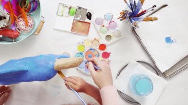 Adım adım. Anne ve kızı dekorasyon kağıt mache tek boynuzlu at birlikte