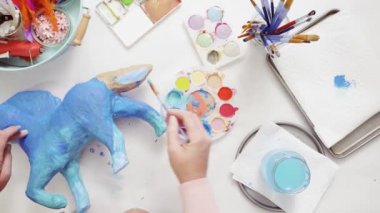 Adım adım. Anne ve kızı dekorasyon kağıt mache tek boynuzlu at birlikte