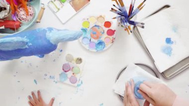 Adım adım. Anne ve kızı dekorasyon kağıt mache tek boynuzlu at birlikte