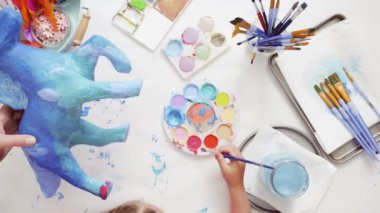 Adım adım. Anne ve kızı dekorasyon kağıt mache tek boynuzlu at birlikte