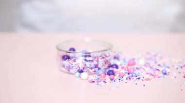 Pembe bir arka plan üzerinde renkli mor serpin karışım.