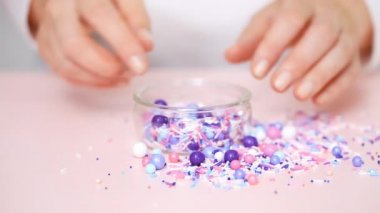 Pembe bir arka plan üzerinde renkli mor serpin karışım.