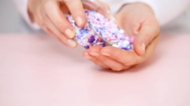 Pembe bir arka plan üzerinde renkli mor serpin karışım.
