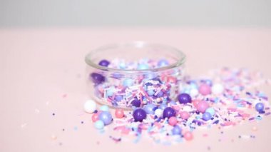 Pembe bir arka plan üzerinde renkli mor serpin karışım.