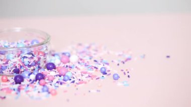 Pembe bir arka plan üzerinde renkli mor serpin karışım.