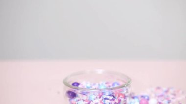 Pembe bir arka plan üzerinde renkli mor serpin karışım.