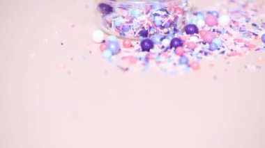 Pembe bir arka plan üzerinde renkli mor serpin karışım.