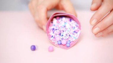 Pembe bir arka plan üzerinde renkli mor serpin karışım.