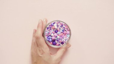 Pembe bir arka plan üzerinde renkli mor serpin karışım.