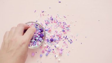 Pembe bir arka plan üzerinde renkli mor serpin karışım.