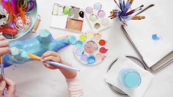 Passo Passo Mãe Filha Decorando Papel Mache Unicórnio Juntos — Vídeo de Stock