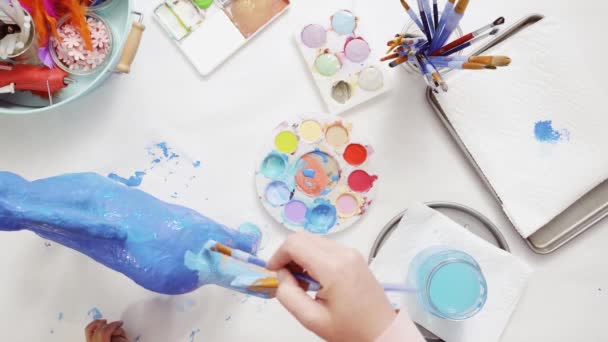 Paso Paso Madre Hija Decorando Papel Mache Unicornio Juntas — Vídeo de stock