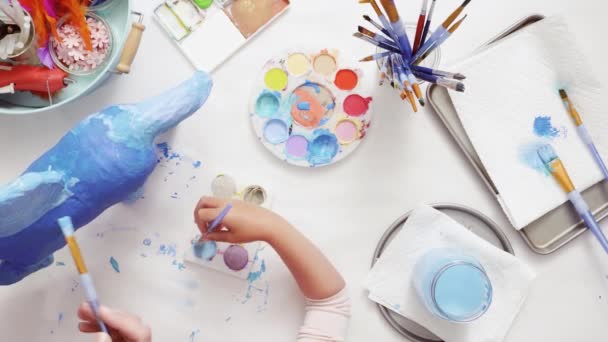 Stap Voor Stap Moeder Dochter Versieren Papier Mache Unicorn Samen — Stockvideo